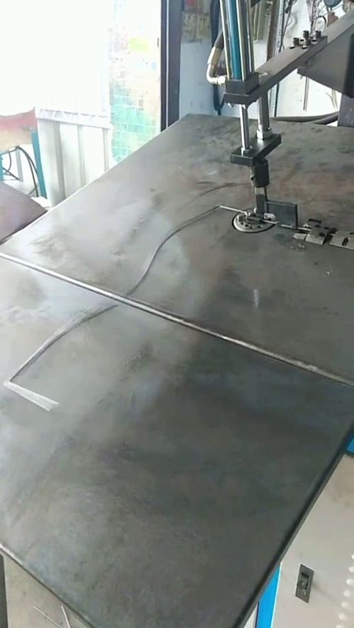 从铁屑飞溅到竹香飘逸 一位老师傅的技艺传承与跨界匠心